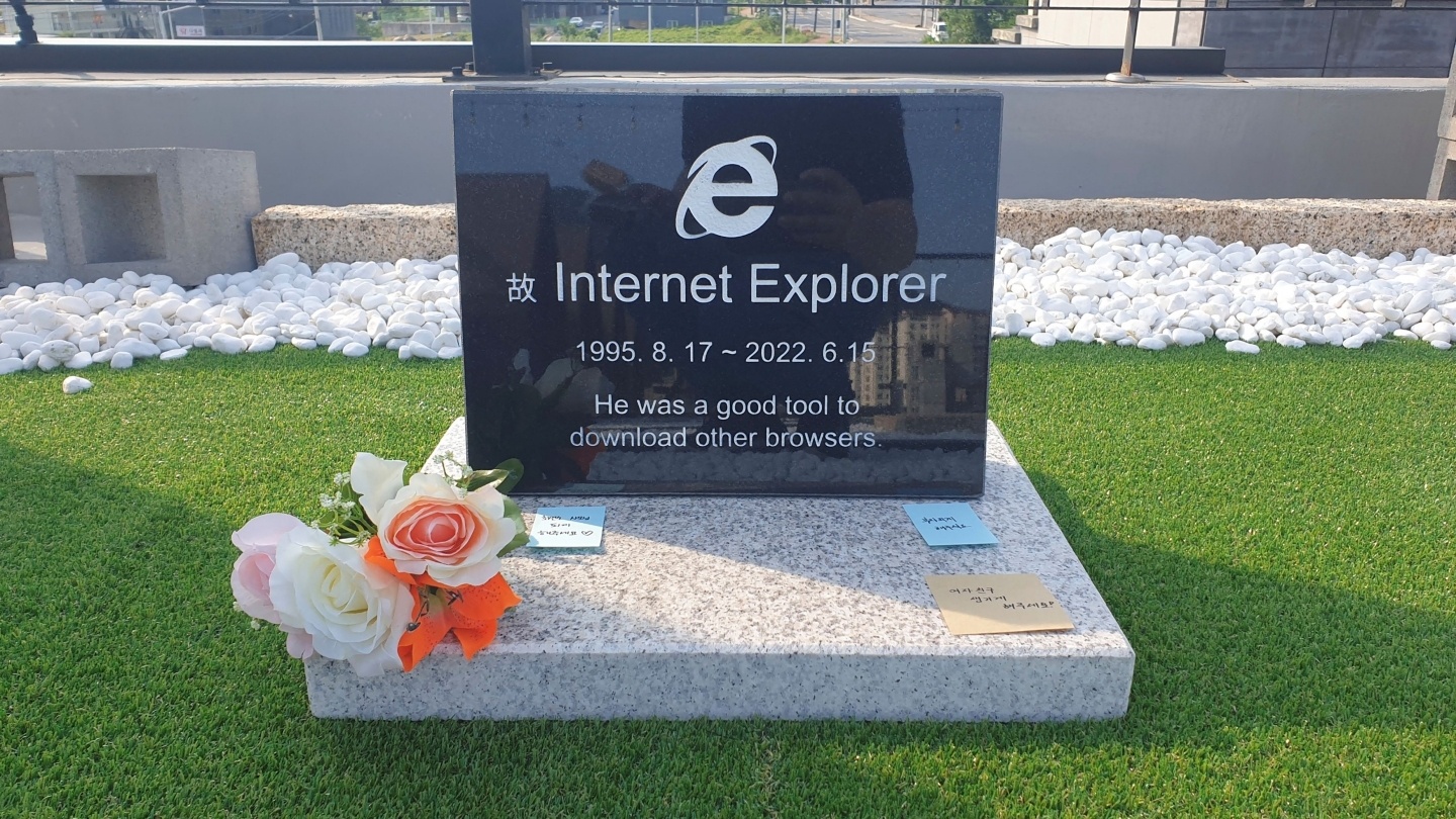 IE 正式走入歷史！韓國工程師樹立墓碑紀念：『 它是下載其他瀏覽器的好工具 』